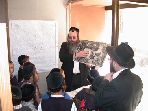 Rav Tsvi Rogin teaching a Class